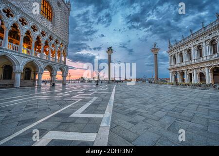 Lever du soleil à la Piazzetta San Marco et à la Palazza Ducale à Venise, en Italie Banque D'Images