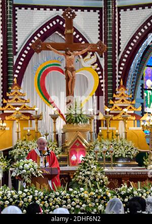Le pape François célèbre une messe matinale pour les jeunes, rassemblée à la cathédrale catholique Sainte-Marie, dans le centre de Yangon, le 30 novembre 2017. La visite du Pape François au Myanmar et au Bangladesh se déroule du 27 novembre au 02 décembre 2017. Photo par ABACAPRESS.COM Banque D'Images