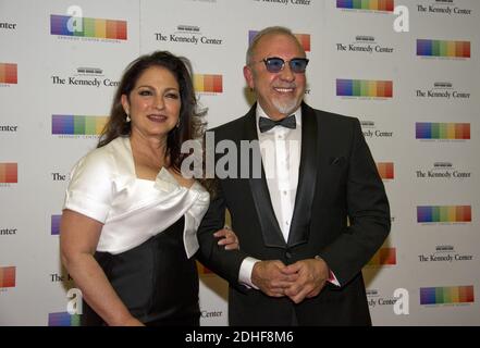 Gloria Estefan et son mari, Emilio, arrivent pour le dîner de l'artiste officiel en l'honneur des récipiendaires de la 40e cérémonie annuelle de remise des prix du Kennedy Center, organisée par le Secrétaire d'État américain Rex Tillerson au Département d'État américain à Washington, DC, USA, le samedi 2 décembre 2017. Les 2017 lauréats sont : la danseuse et chorégraphe américaine Carmen de Lavallade; la chanteuse et chanteuse et actrice cubaine américaine Gloria Estefan; l'artiste de hip hop et l'icône de divertissement américaine LL COOL J; l'écrivain et producteur américain Norman Lear; et le musicien et producteur américain Lionel Richie. Photo par Banque D'Images