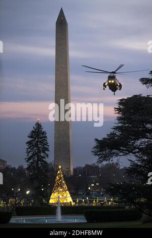 Marine One, avec le président américain Donald J. Trump à bord, s'approche d'une zone d'atterrissage sur la pelouse sud de la Maison Blanche à Washington DC, États-Unis, le 02 décembre 2017. Le président Trump revenait d'une collecte de fonds à New York. Banque D'Images