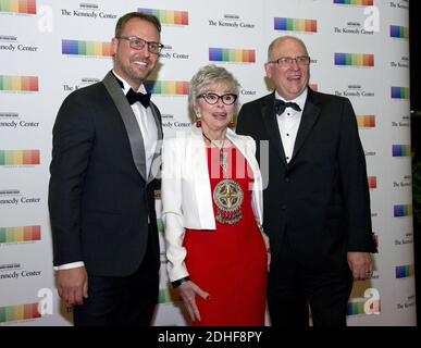 De gauche à droite, Producteur Brent Miller, 2015 Kennedy Centre Honoree Rita Moreno, Et le directeur John Ferguson arrive pour le dîner officiel de l'artiste en l'honneur des récipiendaires de la 40e cérémonie annuelle de remise des prix du Kennedy Center organisée par le secrétaire d'État américain Rex Tillerson au département d'État américain à Washington, DC, États-Unis, le samedi 2 décembre 2017. Les 2017 lauréats sont : Carmen de Lavallade, danseuse et chorégraphe américaine; Gloria Estefan, chanteuse et actrice américaine cubaine; LL COOL J, artiste américaine du hip hop et icône du divertissement; Norman Lear, écrivain et producteur de télévision américain; et A. Banque D'Images