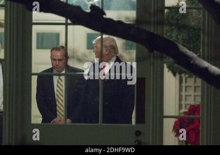 Le président américain Donald J. Trump s'entretient avec le sénateur Mike Lee(R-UT) lorsqu'ils retournent à la Maison Blanche à Washington, DC après avoir assisté à des événements à Salt Lake City, Utah, et où Trump a signé deux proclamations présidentielles diminuant la taille des monuments nationaux Grand Staircase-Escalante et Big Ears, le 4 décembre 2017. Crédit: Chris Kleponis / Polaris Banque D'Images