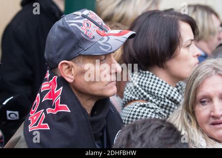 Les fans du chanteur et acteur français Johnny Hallyday réagissent près de la maison de Johnny Hallyday, à Marnes-la-Coquette, le 6 décembre 2017. Johnny Hallyday, le rock star le plus connu de France, est mort à l'âge de 74 ans après une bataille contre le cancer du poumon, a déclaré son épouse Laeticia. Photo par ABACAPRESS.COM Banque D'Images