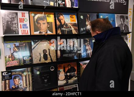 Les albums de Johnny Hallyday ont atteint les rayons dans un magasin de musique à Paris, France, le 7 décembre 2017. Johnny Hallyday, l'icône musicale, est mort le 6 décembre à l'âge de 74 ans après une bataille contre le cancer du poumon, plongeant le pays dans le deuil d'un Trésor national dont le rocher mou illumine la vie de trois générations. Photo d'Alain Apaydin/ABACAPRESS.COM Banque D'Images