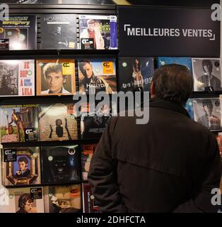 Les albums de Johnny Hallyday ont atteint les rayons dans un magasin de musique à Paris, France, le 7 décembre 2017. Johnny Hallyday, l'icône musicale, est mort le 6 décembre à l'âge de 74 ans après une bataille contre le cancer du poumon, plongeant le pays dans le deuil d'un Trésor national dont le rocher mou illumine la vie de trois générations. Photo d'Alain Apaydin/ABACAPRESS.COM Banque D'Images