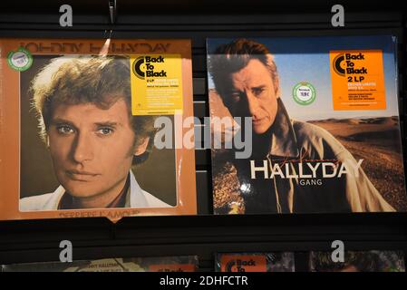 Les albums de Johnny Hallyday ont atteint les rayons dans un magasin de musique à Paris, France, le 7 décembre 2017. Johnny Hallyday, l'icône musicale, est mort le 6 décembre à l'âge de 74 ans après une bataille contre le cancer du poumon, plongeant le pays dans le deuil d'un Trésor national dont le rocher mou illumine la vie de trois générations. Photo d'Alain Apaydin/ABACAPRESS.COM Banque D'Images