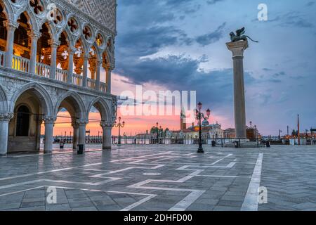 Lever de soleil spectaculaire à la Piazzetta San Marco et à la Palazza Ducale à Venise, en Italie Banque D'Images