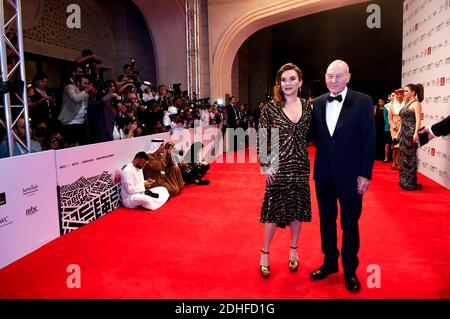 L'acteur, Sir Patrick Stewart (R) et son épouse, le chanteur Sunny Ozell (L) arrivent à la projection des hostiles et à la cérémonie d'ouverture du 14ème Festival International du film à Dubaï (Émirats arabes Unis) le 6 décembre 2017. Photo par Ammar Abd Rabbo/ABACAPRESS.COM Banque D'Images