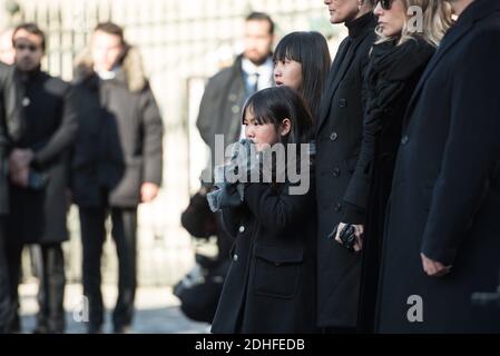Les filles de Johnny Hallyday Jade et Joy et de sa femme Laeticia Hallyday et Laura Hallyday se tiennent devant l'Eglise de la Madeleine, au début de la cérémonie funéraire du chanteur français Johnny Hallyday, le 9 décembre 2017 à Paris. France. Photo par Eliot Blondt/ABACAPRESS.COM Banque D'Images