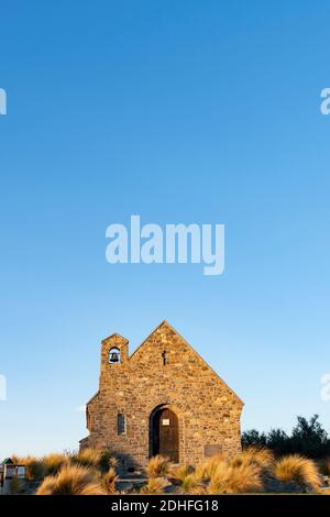 Le soleil se trouve sur le front de pierre de l'église de Good Sheppard à Tekapo., Canterbury, Nouvelle-Zélande. Banque D'Images