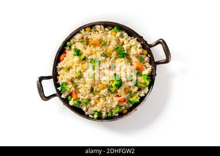 Riz végétalien avec légumes, prise en hauteur sur fond blanc. Basmati cuit avec du brocoli, des pois verts et des carottes Banque D'Images