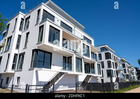 De nouvelles maisons de ville blanc vu à Berlin, Allemagne Banque D'Images