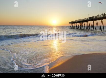 Avalon Pier et plage de sable à l'Outer Banks of Caroline du Nord au lever du soleil Banque D'Images