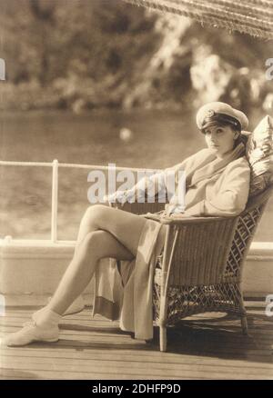 1929 , Etats-Unis : GRETA GARBO à Catalina Island, Californie , dans LA NORME UNIQUE ( la donna che ama ) par John S. Robertson , de la romance par Adela Rogers St. Johns , Costume par ADRIAN - MGM - Metro Goldwyn Mayer - FILM - HOLLYWOOD - CINÉMA - FILM - actrice - atrice - Accappatoio - peignoir - peignoir - chaise mini - poltrona - cappello da marinaio - chapeau de marine - posture leggy - gambe - yacht - barca - nef - marinaio - marin - scarpe da tennis ginnastica - robe blanche - abato vestito bianco décontracté ---- Archivio GBB Banque D'Images