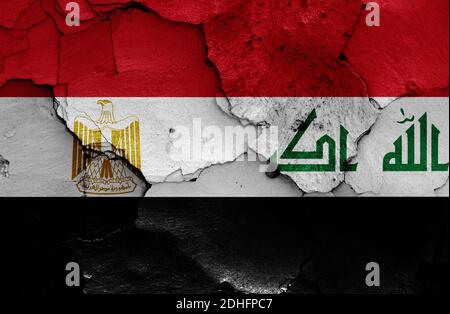 Drapeaux de l'Égypte et de l'Irak peints sur un mur fissuré Banque D'Images