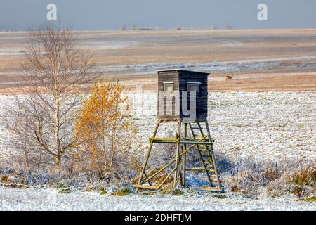 Les chasseurs en bois, assise haute tour de chasse Banque D'Images