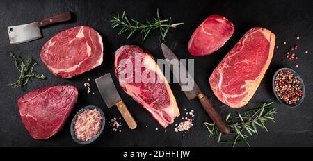 Panorama de la viande. Divers steaks de bœuf, une dose de dessus couché sur fond noir Banque D'Images