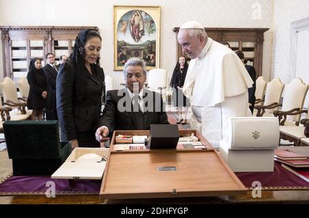 Le pape François rencontre le président équatorien Lénine Moreno le 16 décembre 2017 à la Cité du Vatican. Photo par ABACAPRESS.COM Banque D'Images