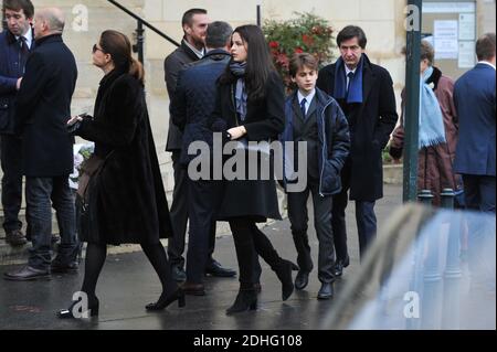 Parents assistant aux funérailles d'Andrée Sarkozy aka Dadue, mère de l'ancien président français Nicolas Sarkozy, à l'église Saint-Jean-Baptiste de Neuilly-sur-Seine, France, le 18 décembre 2017. Photo par ABACAPRESS.COM Banque D'Images