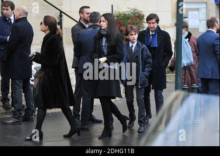 Parents assistant aux funérailles d'Andrée Sarkozy aka Dadue, mère de l'ancien président français Nicolas Sarkozy, à l'église Saint-Jean-Baptiste de Neuilly-sur-Seine, France, le 18 décembre 2017. Photo par ABACAPRESS.COM Banque D'Images