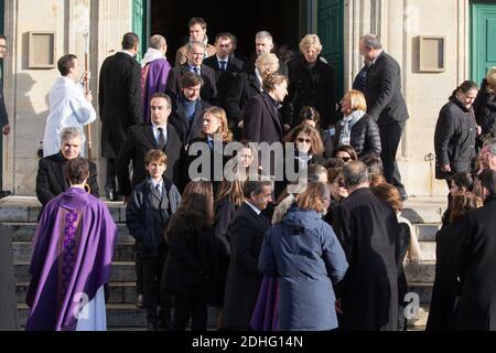 Nicolas Sarkozy, François Sarkozy, Carla Bruni-Sarkozy, Olivier Sarkozy, Jean Sarkozy, Pierre Sarkozy pendant les funérailles d'Andrée Sarkozy aka Dadue, mère de l'ancien président français Nicolas Sarkozy, à l'église Saint-Jean-Baptiste de Neuilly-sur-Seine, le 18 décembre 2017. Photo par ABACAPRESS.COM Banque D'Images