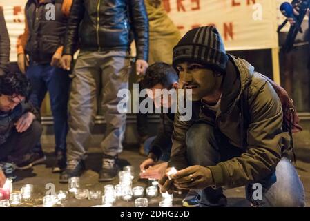 Les gens se réunissent à l'extérieur du siège de l'ONG France Terre d'Asile à Paris, France, le 18 décembre 2017, où les demandeurs d'asile font la queue pour déposer un dossier. Ce trottoir a été surnommé le trottoir de 40000 en référence à l'estimation du nombre de personnes qui ont fait la queue au cours des 20 derniers mois. Photo de Samuel Boivin/ABACAPRESS.COM Banque D'Images