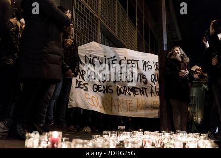 Les gens se réunissent à l'extérieur du siège de l'ONG France Terre d'Asile à Paris, France, le 18 décembre 2017, où les demandeurs d'asile font la queue pour déposer un dossier. Ce trottoir a été surnommé le trottoir de 40000 en référence à l'estimation du nombre de personnes qui ont fait la queue au cours des 20 derniers mois. Photo de Samuel Boivin/ABACAPRESS.COM Banque D'Images