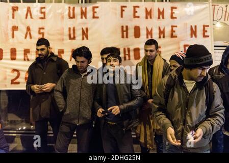 Les gens se réunissent à l'extérieur du siège de l'ONG France Terre d'Asile à Paris, France, le 18 décembre 2017, où les demandeurs d'asile font la queue pour déposer un dossier. Ce trottoir a été surnommé le trottoir de 40000 en référence à l'estimation du nombre de personnes qui ont fait la queue au cours des 20 derniers mois. Photo de Samuel Boivin/ABACAPRESS.COM Banque D'Images