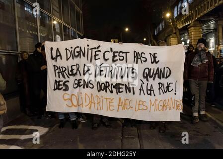 Les gens se réunissent à l'extérieur du siège de l'ONG France Terre d'Asile à Paris, France, le 18 décembre 2017, où les demandeurs d'asile font la queue pour déposer un dossier. Ce trottoir a été surnommé le trottoir de 40000 en référence à l'estimation du nombre de personnes qui ont fait la queue au cours des 20 derniers mois. Photo de Samuel Boivin/ABACAPRESS.COM Banque D'Images