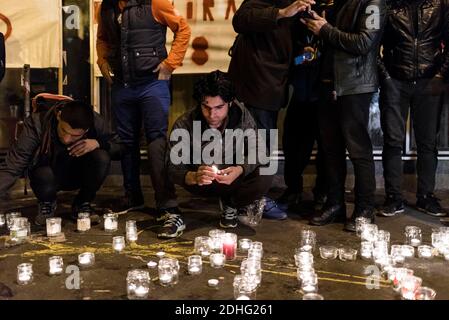 Les gens se réunissent à l'extérieur du siège de l'ONG France Terre d'Asile à Paris, France, le 18 décembre 2017, où les demandeurs d'asile font la queue pour déposer un dossier. Ce trottoir a été surnommé le trottoir de 40000 en référence à l'estimation du nombre de personnes qui ont fait la queue au cours des 20 derniers mois. Photo de Samuel Boivin/ABACAPRESS.COM Banque D'Images