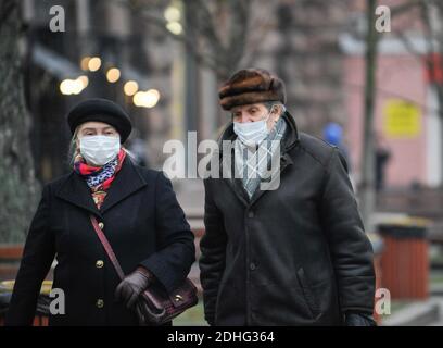 Kiev, Ukraine. 10 décembre 2020. Les personnes portant des masques de protection contre la propagation du coronavirus marchent dans la rue pendant la crise du coronavirus. En Ukraine, au cours de la dernière journée, 13,371 nouveaux cas de coronavirus COVID-19 ont été enregistrés. Le ministère de la Santé de l'Ukraine enregistre un total de 858,714 infections, 14,470 décès et 465,021 cas de rétablissement depuis le début de l'épidémie. Crédit : SOPA Images Limited/Alamy Live News Banque D'Images