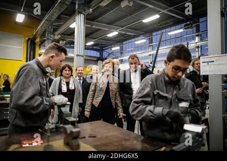 Le ministre du travail, Muriel Penicaud, visite à Aerocampus, spécialisé dans la maintenance aéronautique, dans le cadre de son voyage sur le thème de la formation professionnelle et de l'apprentissage à Latresne le 11 décembre 2017. Photo de Thibaud Moritz/ABACAPRESS.COM Banque D'Images