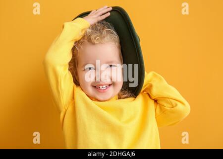 Petite fille élégante sur fond de couleur Banque D'Images