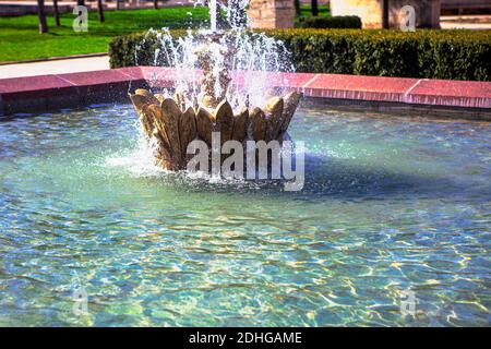 Jets d'eau dans le parc de la ville Banque D'Images