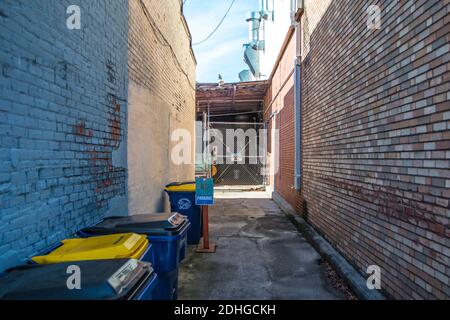 Harlem, GA USA - 12 02 20: Centre-ville Harlem ruelle rurale du centre-ville avec poubelles Banque D'Images