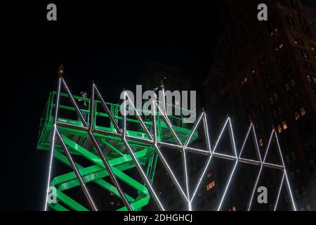 New York, États-Unis. 10 décembre 2020. Le 10 décembre 2020, le rabbin Shmuel Butman et les membres de l'organisation de jeunesse Lubavitch ont éclairé la menorah pour marquer la première nuit de Hanukkah sur le Pulitzer Fountain plaza à New York. Événement annuel organisé par l'Organisation des jeunes de Lubavitch où le rabbin Shmuel Butman est le directeur. (Photo de Lev Radin/Sipa USA) crédit: SIPA USA/Alay Live News Banque D'Images