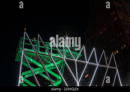 New York, NY - 10 décembre 2020 : le rabbin Shmuel Butman et les membres de l'organisation de jeunesse Lubavitch ont éclairé la menorah pour marquer la première nuit de Hanukkah sur Pulitzer Fountain plaza Banque D'Images