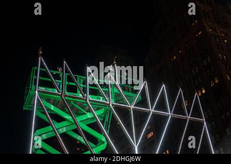 New York, NY - 10 décembre 2020 : le rabbin Shmuel Butman et les membres de l'organisation de jeunesse Lubavitch ont éclairé la menorah pour marquer la première nuit de Hanukkah sur Pulitzer Fountain plaza Banque D'Images