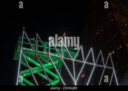 New York, NY - 10 décembre 2020 : le rabbin Shmuel Butman et les membres de l'organisation de jeunesse Lubavitch ont éclairé la menorah pour marquer la première nuit de Hanukkah sur Pulitzer Fountain plaza Banque D'Images