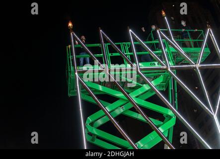 New York, NY - 10 décembre 2020 : le rabbin Shmuel Butman et les membres de l'organisation de jeunesse Lubavitch ont éclairé la menorah pour marquer la première nuit de Hanukkah sur Pulitzer Fountain plaza Banque D'Images