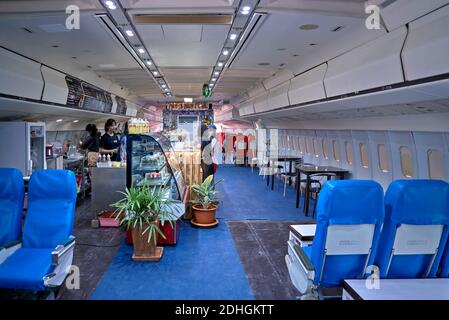 Lockheed L-1011 intérieur d'avion Tristar maintenant utilisé comme une attraction touristique et converti en café et café. Thaïlande Asie du Sud-est Banque D'Images