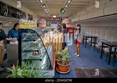 Lockheed L-1011 intérieur d'avion Tristar maintenant utilisé comme une attraction touristique et converti en café et café. Thaïlande Asie du Sud-est Banque D'Images