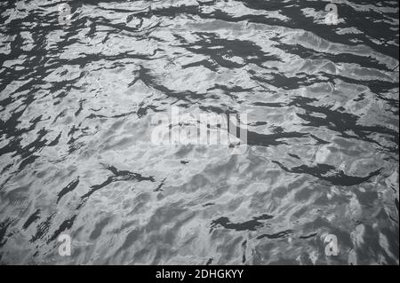 Le fond naturel de la surface de l'eau dans la couleur tendance 2021 éclairant. Banque D'Images