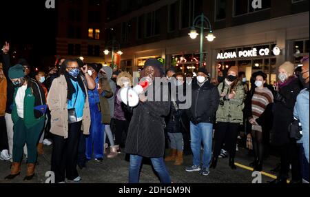 Milwaukee, WI, États-Unis. 10 décembre 2020. LAURA NICHOLSON (avec le mégaphone) parle à une foule qui s'est rassemblée à la veille de son fils. Les membres de la famille et les amis se réunissent pour une vigile à 7 h le jeudi 10 décembre 2020 à l'endroit où ANDRE NICHOLSON, 24 ans, Jr a été tué par balle dans le 200 bloc de Buffalo Street est après avoir quitté un bar Milwaukee vers 3:30 dans le centre-ville de Third Ward District, dimanche 6 décembre 2020. ANDRE JR NICHOLSON a été abattu plusieurs fois dans ce que les membres de la famille décrivent comme un crime de haine lors d'une altercation verbale à l'intérieur du bar avec un Hales Co de 23 ans hors service Banque D'Images