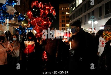 Milwaukee, WI, États-Unis. 10 décembre 2020. ANDRE NICHOLSON, Sr (avec le mégaphone) parle de son fils à une foule avant la libération du ballon pendant une vigile. Les membres de la famille et les amis se réunissent pour une vigile à 7 h le jeudi 10 décembre 2020 à l'endroit où ANDRE NICHOLSON, 24 ans, Jr a été tué par balle dans le 200 bloc de Buffalo Street est après avoir quitté un bar Milwaukee vers 3:30 dans le centre-ville de Third Ward District, dimanche 6 décembre 2020. ANDRE Nicholson JR a été abattu plusieurs fois dans ce que les membres de la famille décrivent comme un crime de haine lors d'une altercation verbale à l'intérieur du bar avec un 23 Banque D'Images