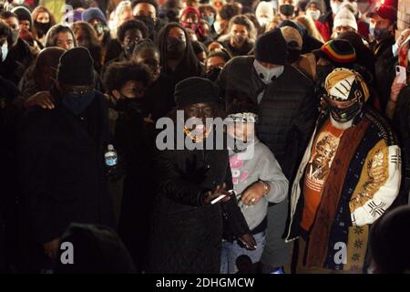 Milwaukee, WI, États-Unis. 10 décembre 2020. LAURA NICHOLSON (au centre) parle à une foule de son fils à sa veille. Les membres de la famille et les amis se réunissent pour une vigile à 7 h le jeudi 10 décembre 2020 à l'endroit où ANDRE NICHOLSON, 24 ans, Jr a été tué par balle dans le 200 bloc de Buffalo Street est après avoir quitté un bar Milwaukee vers 3:30 dans le centre-ville de Third Ward District, dimanche 6 décembre 2020. ANDRE JR NICHOLSON a été abattu plusieurs fois dans ce que les membres de la famille décrivent comme un crime de haine lors d'une altercation verbale à l'intérieur du bar avec un feu Hales Corners de 23 ans en dehors du service Banque D'Images