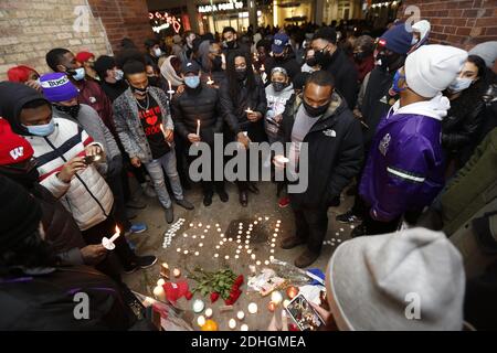 Milwaukee, WI, États-Unis. 10 décembre 2020. Les membres de la famille et les amis se réunissent pour une vigile à 7 h le jeudi 10 décembre 2020 à l'endroit où ANDRE NICHOLSON, 24 ans, Jr a été tué par balle dans le 200 bloc de Buffalo Street est après avoir quitté un bar Milwaukee vers 3:30 dans le centre-ville de Third Ward District, dimanche 6 décembre 2020. ANDRE JR NICHOLSON a été abattu à plusieurs reprises dans ce que les membres de la famille décrivent comme un crime de haine lors d'une altercation verbale à l'intérieur du bar avec un pompier Hales Corners de 23 ans, qui s'est depuis présenté à la police et n'a pas encore été c Banque D'Images