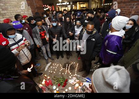 Milwaukee, WI, États-Unis. 10 décembre 2020. Les membres de la famille et les amis se réunissent pour une vigile à 7 h le jeudi 10 décembre 2020 à l'endroit où ANDRE NICHOLSON, 24 ans, Jr a été tué par balle dans le 200 bloc de Buffalo Street est après avoir quitté un bar Milwaukee vers 3:30 dans le centre-ville de Third Ward District, dimanche 6 décembre 2020. ANDRE JR NICHOLSON a été abattu à plusieurs reprises dans ce que les membres de la famille décrivent comme un crime de haine lors d'une altercation verbale à l'intérieur du bar avec un pompier Hales Corners de 23 ans, qui s'est depuis présenté à la police et n'a pas encore été c Banque D'Images