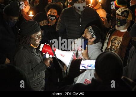 Milwaukee, WI, États-Unis. 10 décembre 2020. LAURA NICHOLSON (au centre) parle à une foule de son fils à sa veille. Les membres de la famille et les amis se réunissent pour une vigile à 7 h le jeudi 10 décembre 2020 à l'endroit où ANDRE NICHOLSON, 24 ans, Jr a été tué par balle dans le 200 bloc de Buffalo Street est après avoir quitté un bar Milwaukee vers 3:30 dans le centre-ville de Third Ward District, dimanche 6 décembre 2020. ANDRE JR NICHOLSON a été abattu plusieurs fois dans ce que les membres de la famille décrivent comme un crime de haine lors d'une altercation verbale à l'intérieur du bar avec un feu Hales Corners de 23 ans en dehors du service Banque D'Images