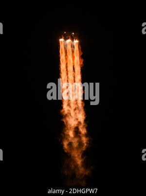 Le 10 décembre 2020 - Cape Canaveral, Floride, États-Unis - LANCEMENT d'une fusée Delta IV-Heavy de United Launch Alliance à partir du PAD 37B à la station de la Force aérienne de Cape Canaveral le 10 décembre 2020 à Cape Canaveral, Floride. La fusée transporte un satellite espion classé pour l'Office national de reconnaissance. (Paul Hennessy/Alamy) Banque D'Images
